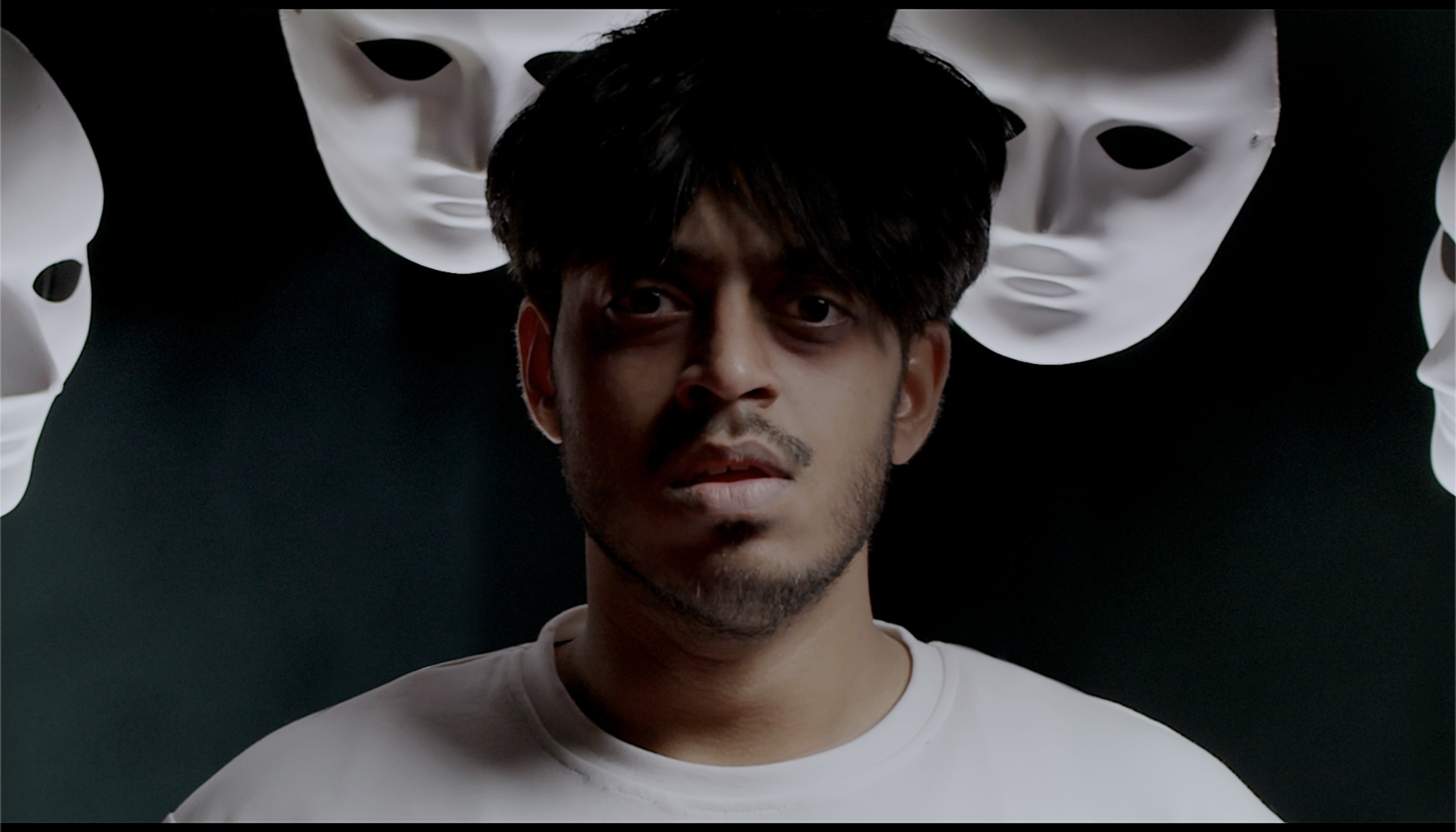 Kaise Main Batau: still 2